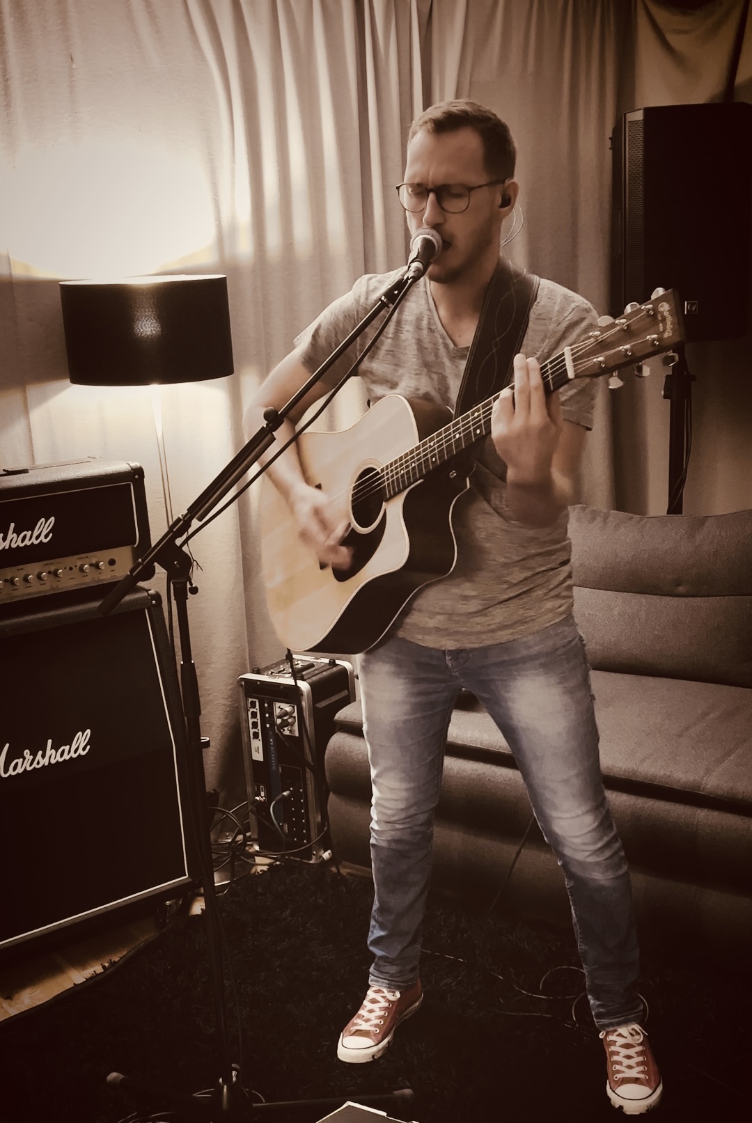 Manuel – Gesang · Akustikgitarre · Technik
