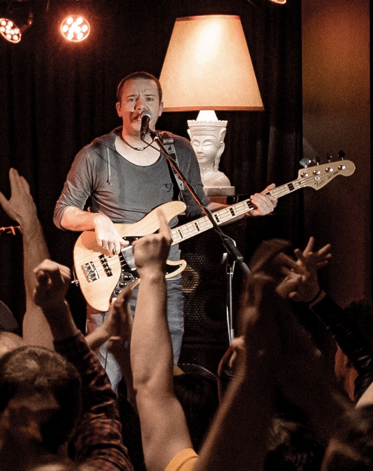 Mike – Bass · Gesang