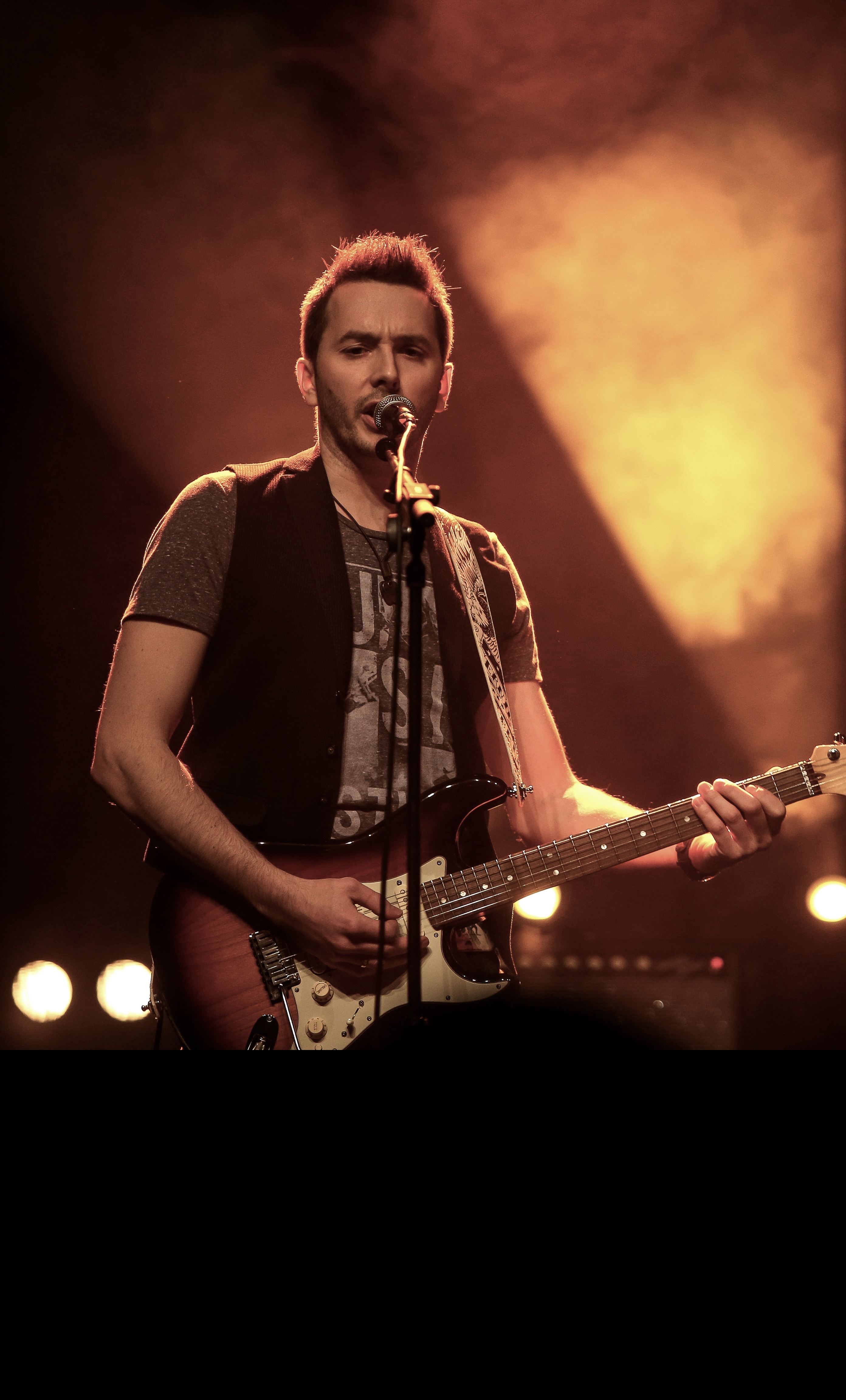 Tom – E-Gitarre · Piano · Gesang · Booking